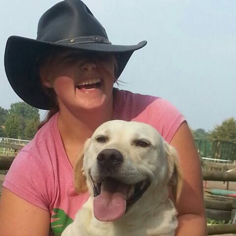 Jessica Hilpert mit ihrem Labrador